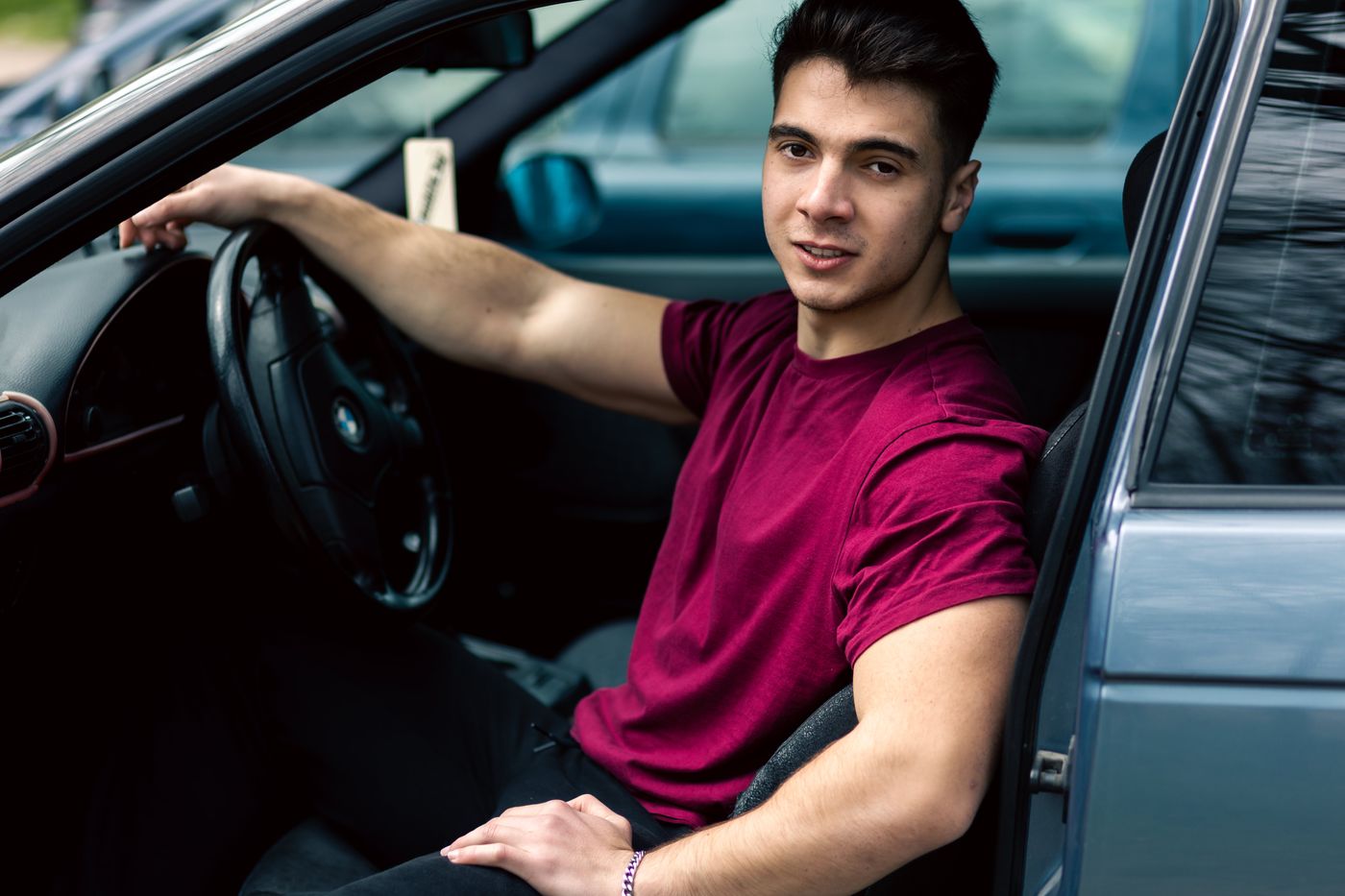Homme assis au volant d’une voiture